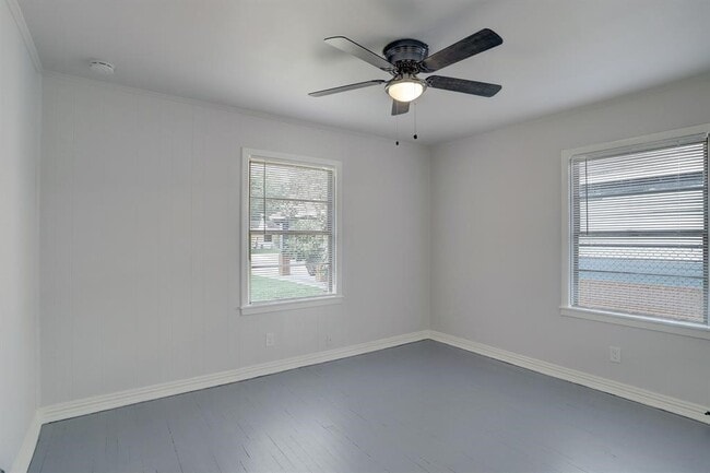 Building Photo - 1009 15th Ave N