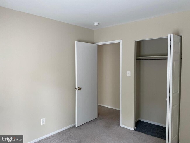 Building Photo - 2804 Cambridge Dr