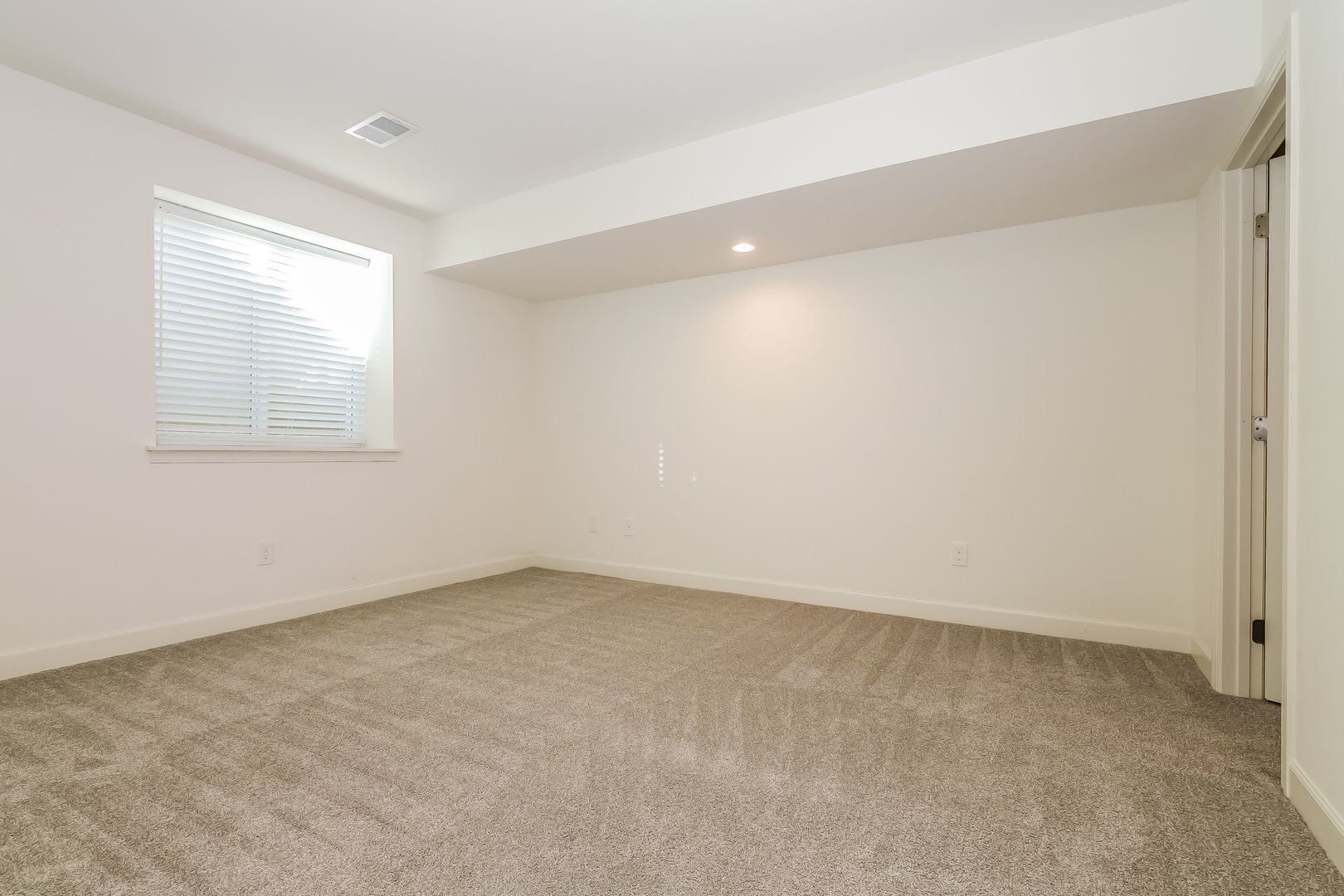 Building Photo - 16177-16177 Fontana St