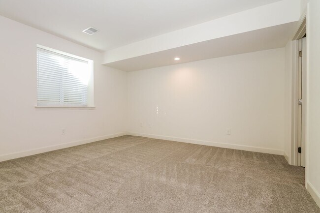 Building Photo - 16173 Fontana St