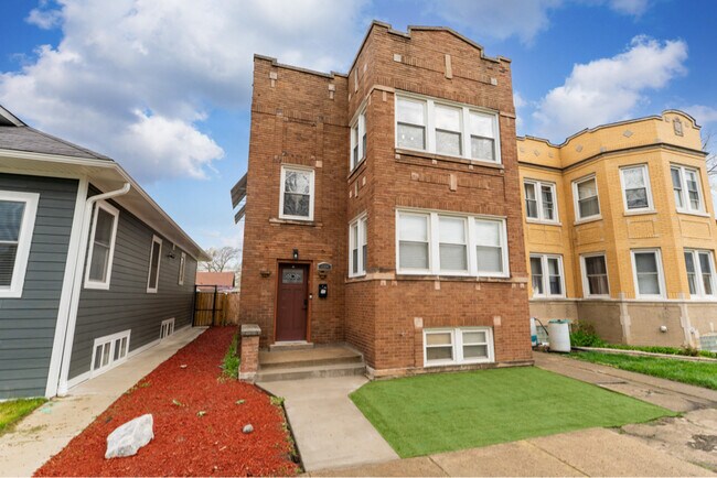 Primary Photo - 5304 W Cornelia Ave