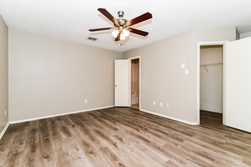 Building Photo - 1112 Alexandria Dr