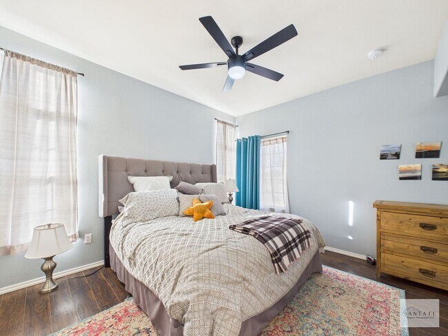 Building Photo - UNFURNISHED 3 Bedroom in Desirable Community