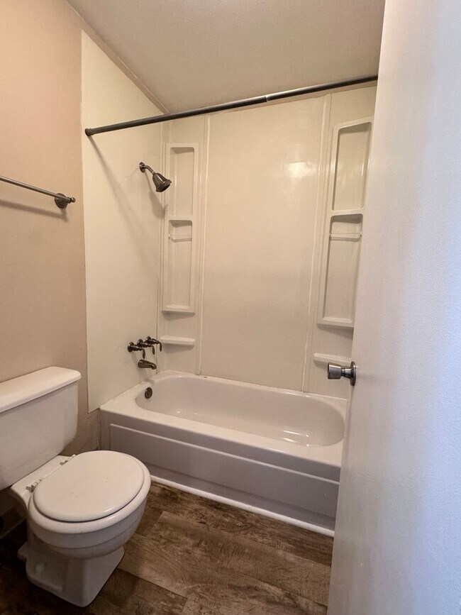 Building Photo - 1 Bedroom with Additional Loft!