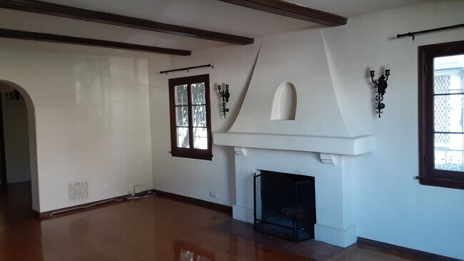 Living Room/Fireplace - 1633 Greenfield Ave