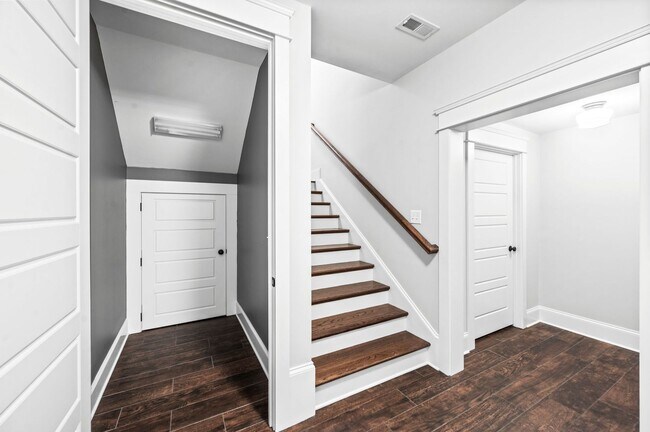 Building Photo - 1735 Hillmont Dr