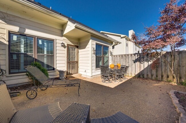 Building Photo - Awesome 4BR/3BA end-unit townhouse in the desirable River Plantation neighborhood!