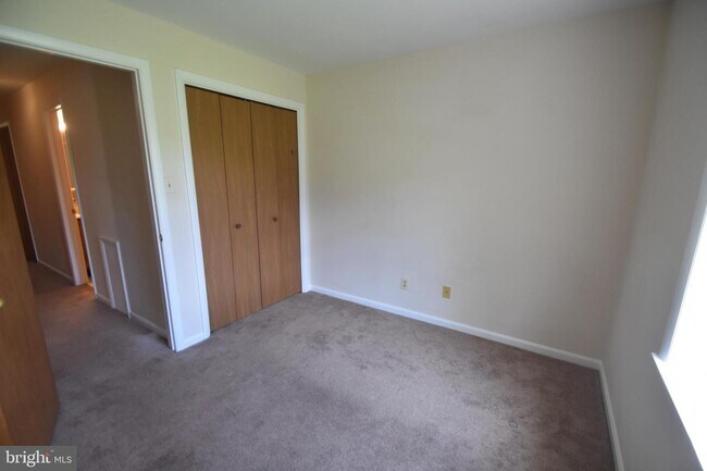 Building Photo - 400 Chapel Ct