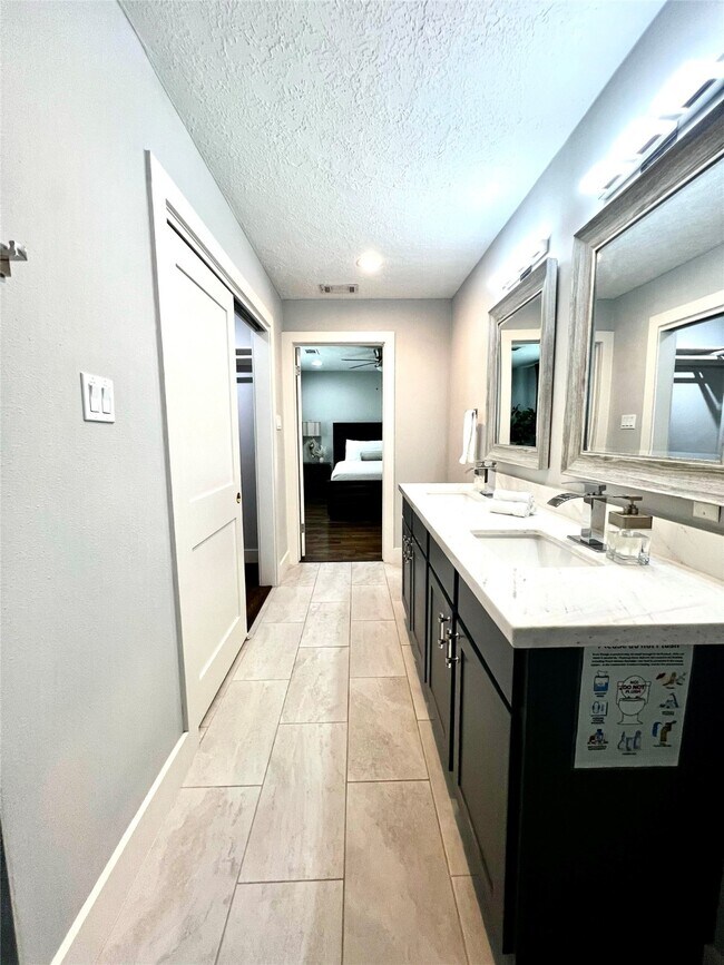 Building Photo - 5719 Viking Dr