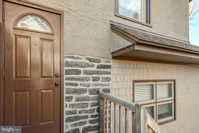 Building Photo - 1210 W Darby Rd