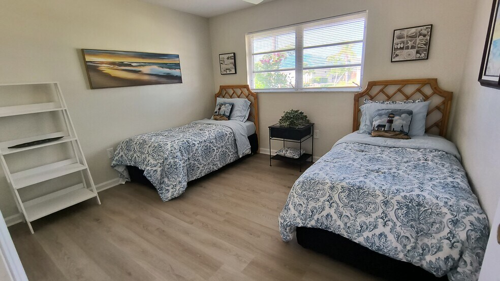 3rd Bedroom with twin beds - 910 Juno Dr