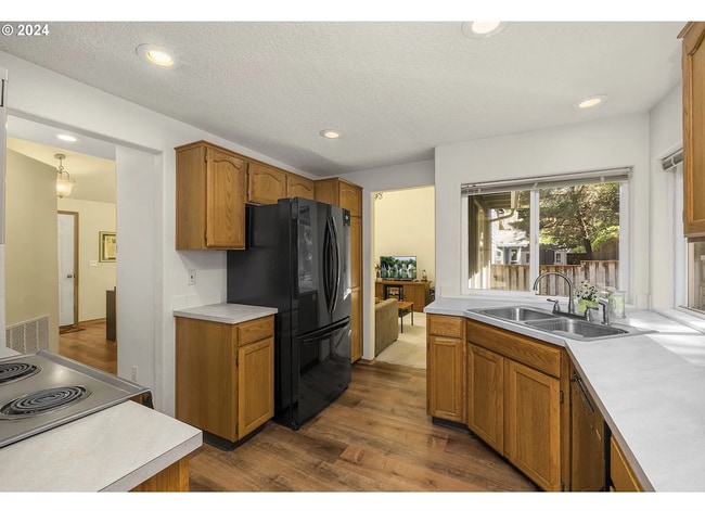 Building Photo - Stunning 4 Bedroom Home in Bethany!