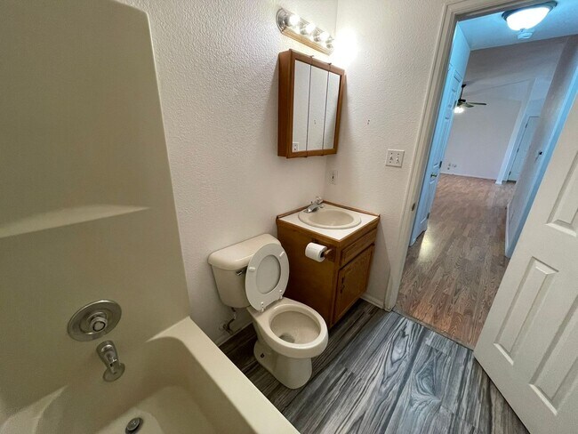 Building Photo - 429 S Oak Creek Dr