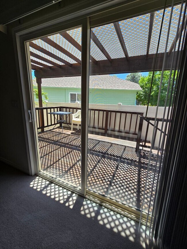 Building Photo - Beautiful single level townhouse located in quiet northwest area.