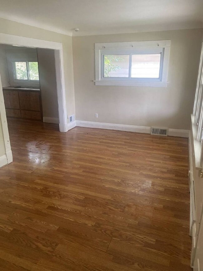 Building Photo - 2 BED 1 BATH