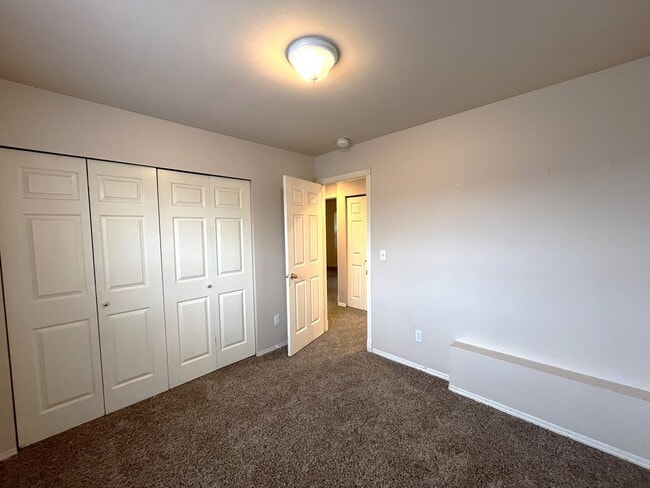 Building Photo - Three Bedroom In Great Location
