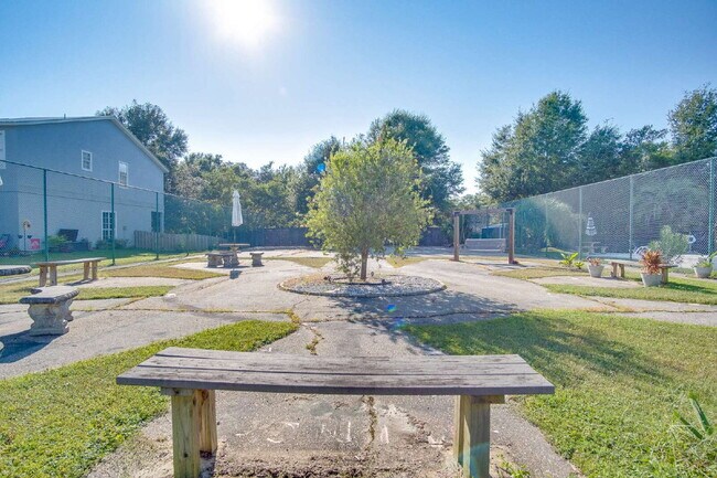 Building Photo - Navarre 3/2.5 Townhome – Minutes from Nava...