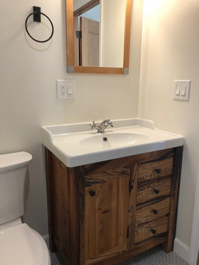 Building Photo - 1157 Palm Terrace