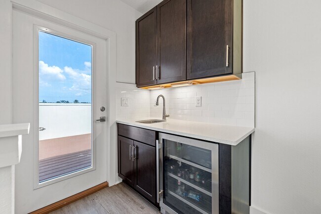 Building Photo - 320 15th St N