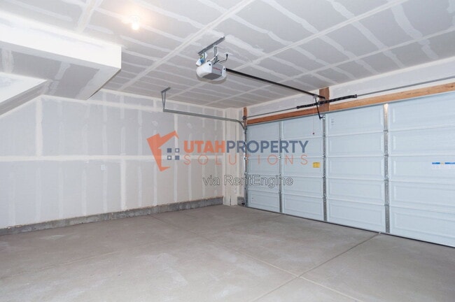 Building Photo - 1047 W 400 S