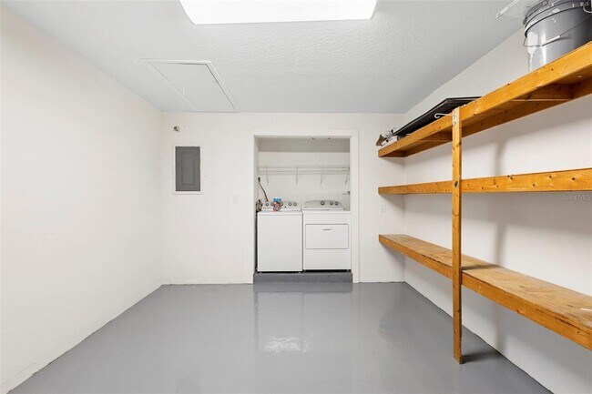 Building Photo - 805 N Clake Ave