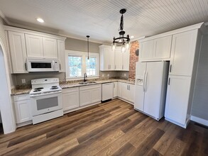 Building Photo - Historic mill house in hot Fort Mill SC with amazing kitchen!