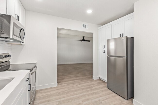 Building Photo - 103 W Broadway Rd