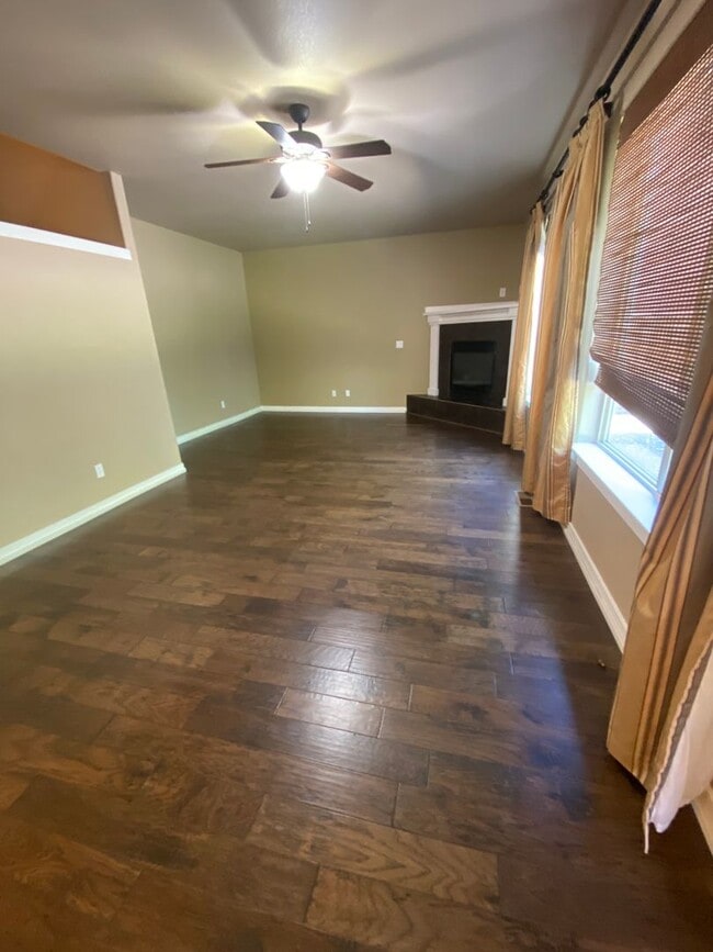 Building Photo - NE House Pet Friendly, 4 Bdrm, 2.5 Bath, Bonus Room, Office, Gas Heat/fireplace, A/C