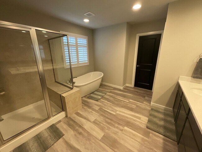Building Photo - Furnished 4BR/3.5BA Home w/ Modern Ameniti...