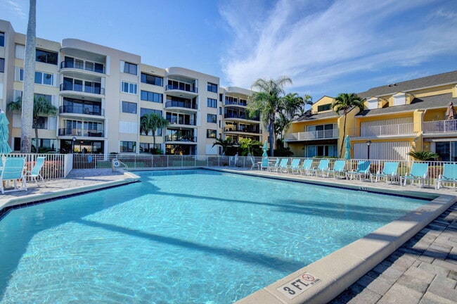 Building Photo - 8200 Lakeshore Dr