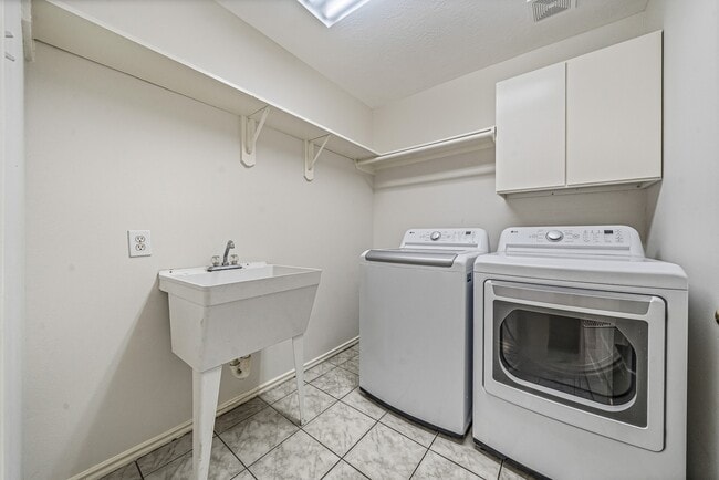 Building Photo - 12335 Shadowvista Dr