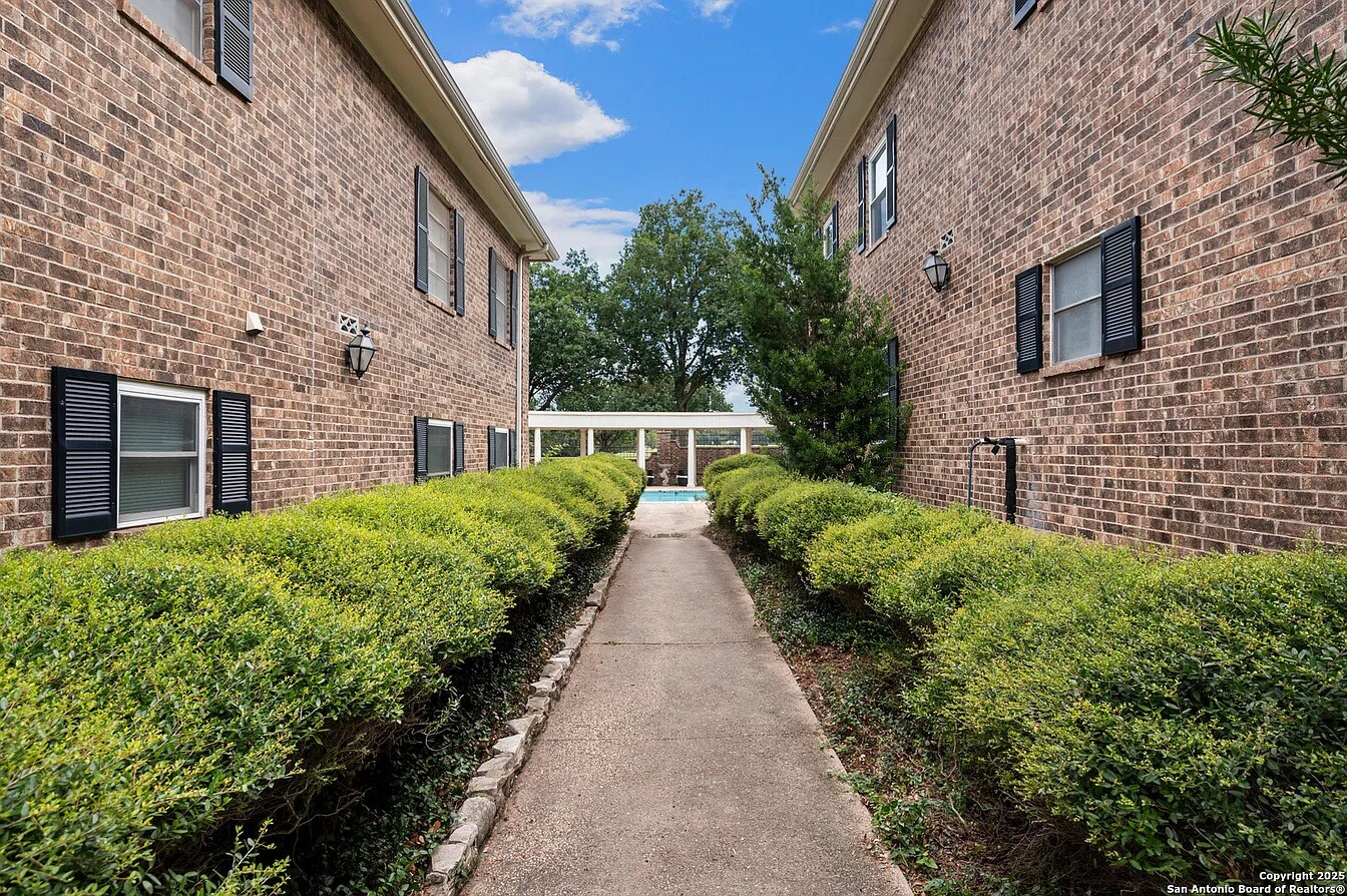 Building Photo - 1819 Babcock Rd