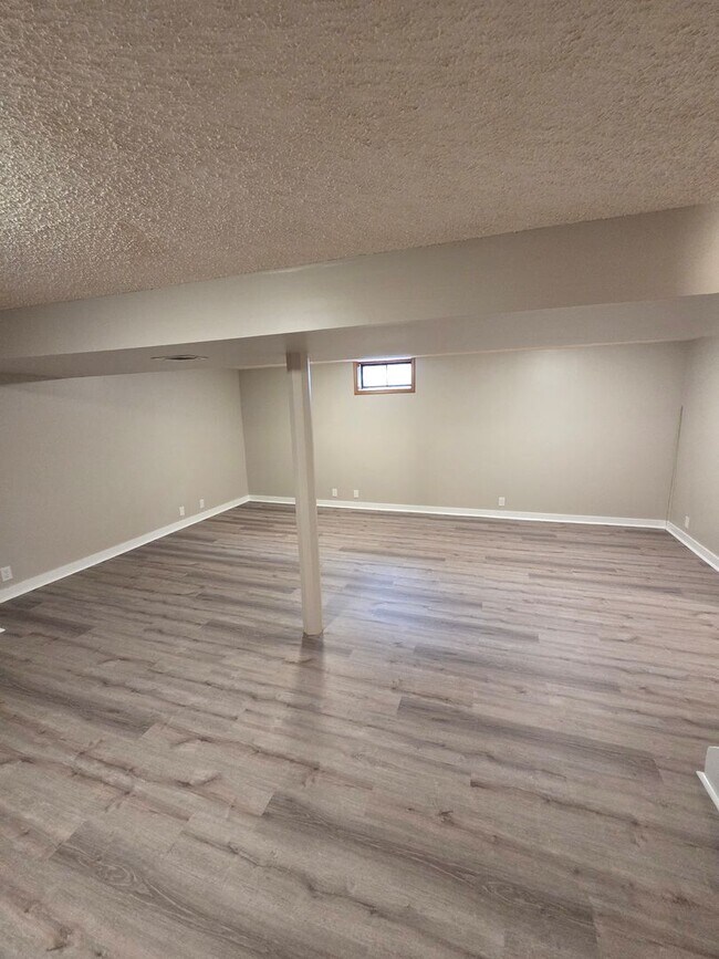 Building Photo - 3 bed 1.5 bath, 1 car garage, with fenced in backyard, newly remodeled!