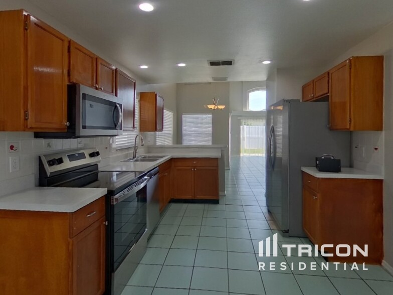 Building Photo - 3257 Brewster Dr