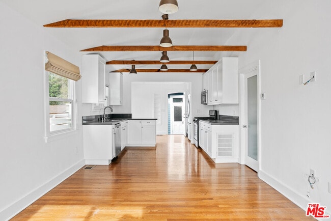 Building Photo - 6217 Poppy Peak Dr