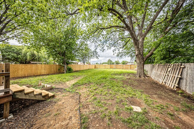 Building Photo - 1925 NW Oak Ave