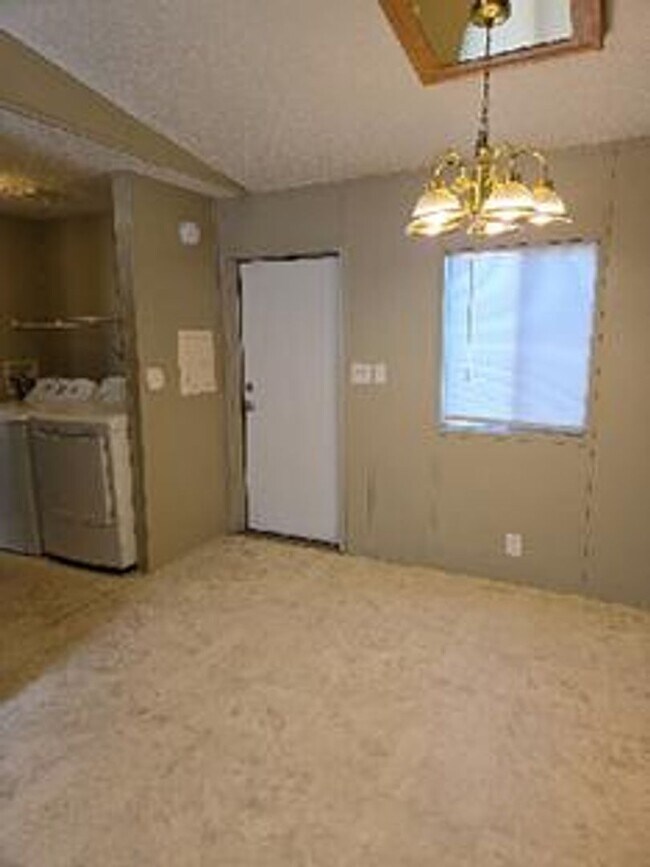 Building Photo - STUDENTS WELCOME! $300 Rent Credit if Lease Starts before 7/1/26!