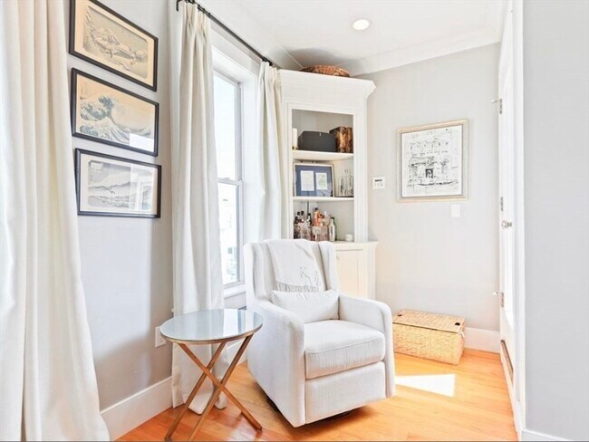 Building Photo - 525 E 7th St