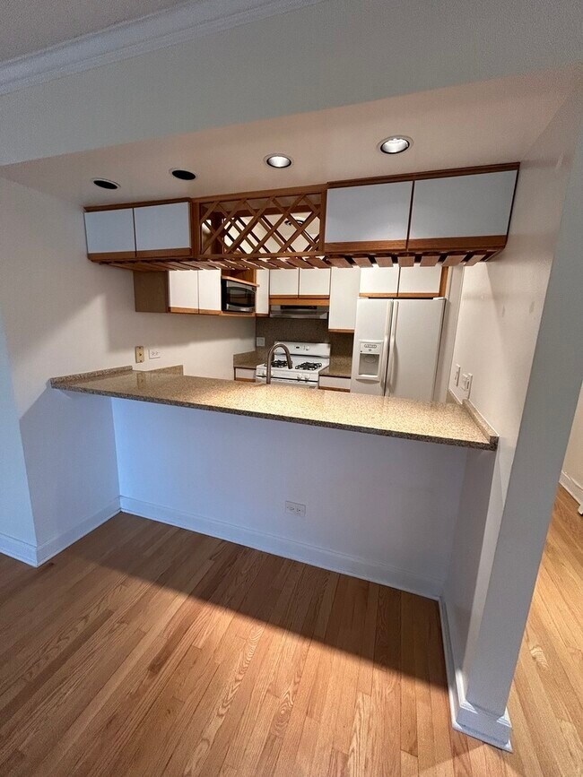 Building Photo - 401 W Webster Ave