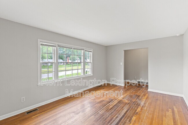 Building Photo - 3560 Lansdowne Dr