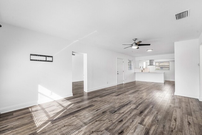 Building Photo - 500 NE 48th St