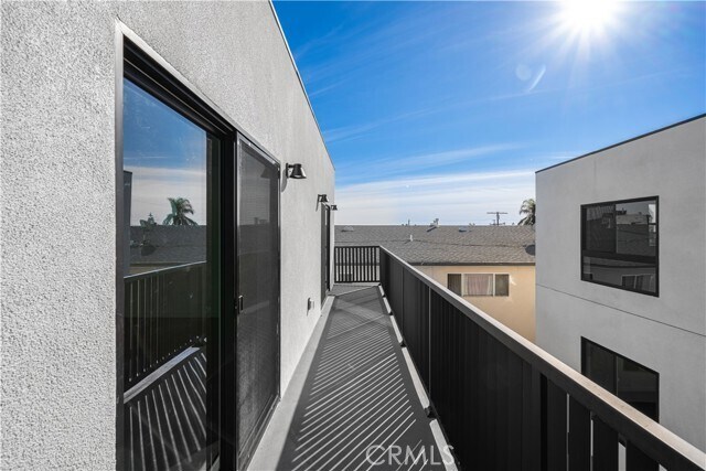 Building Photo - 1342 N Kingsley Dr