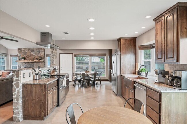 Building Photo - 901 Oakcrest Cir