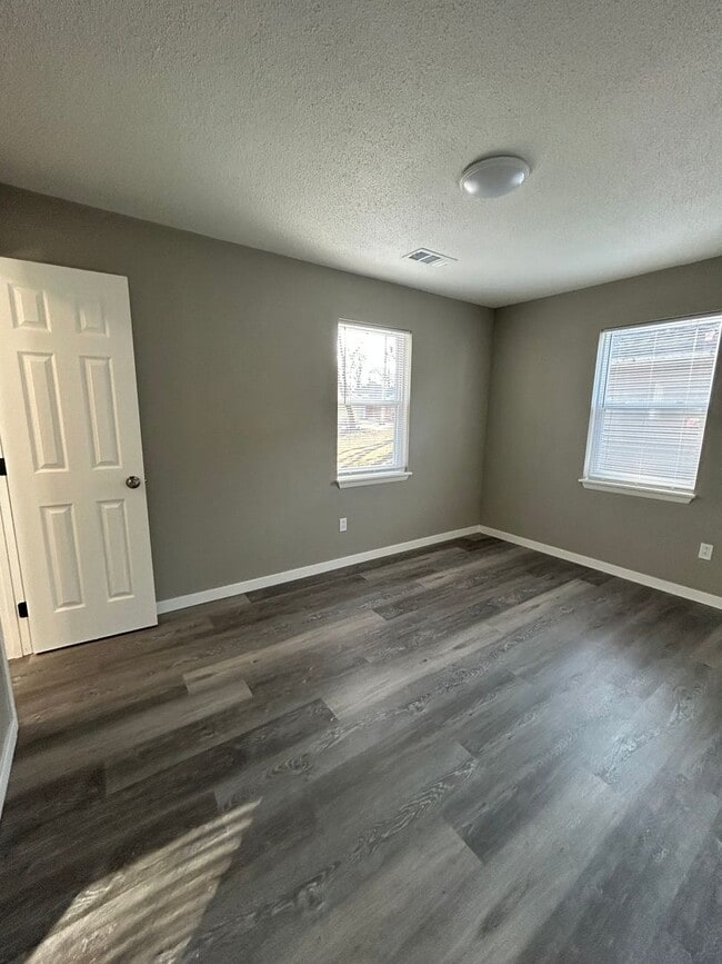 Building Photo - 1/2 OFF FIRST MONTH'S RENT!!!!!  MOVE-IN READY! Gorgeous! Newly Remodeled 3 Bedroom 2 Bathroom Home!