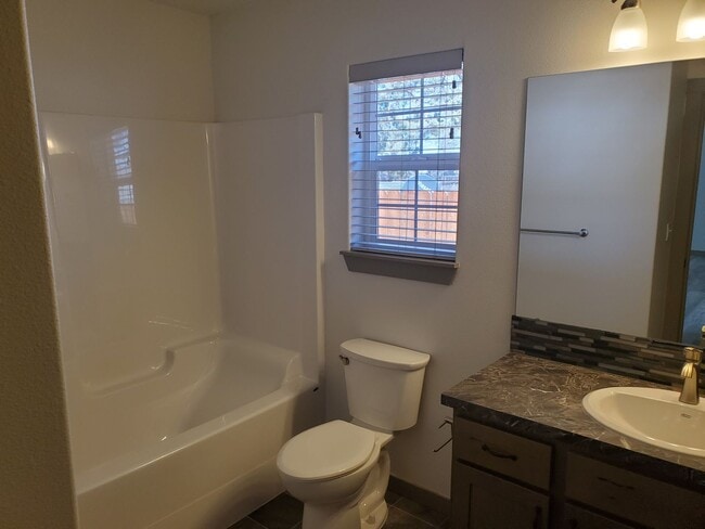 Building Photo - 1545 SW Kalama Ave