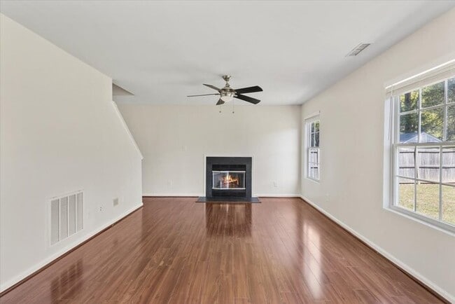 Building Photo - ***Coming Soon!!!***Spacious and Move-In R...