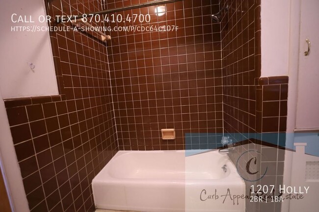 Building Photo - 1207 Holly-