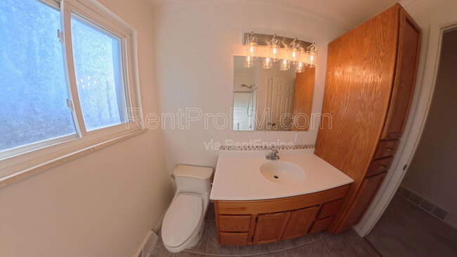 Building Photo - 1028 Skyline Dr