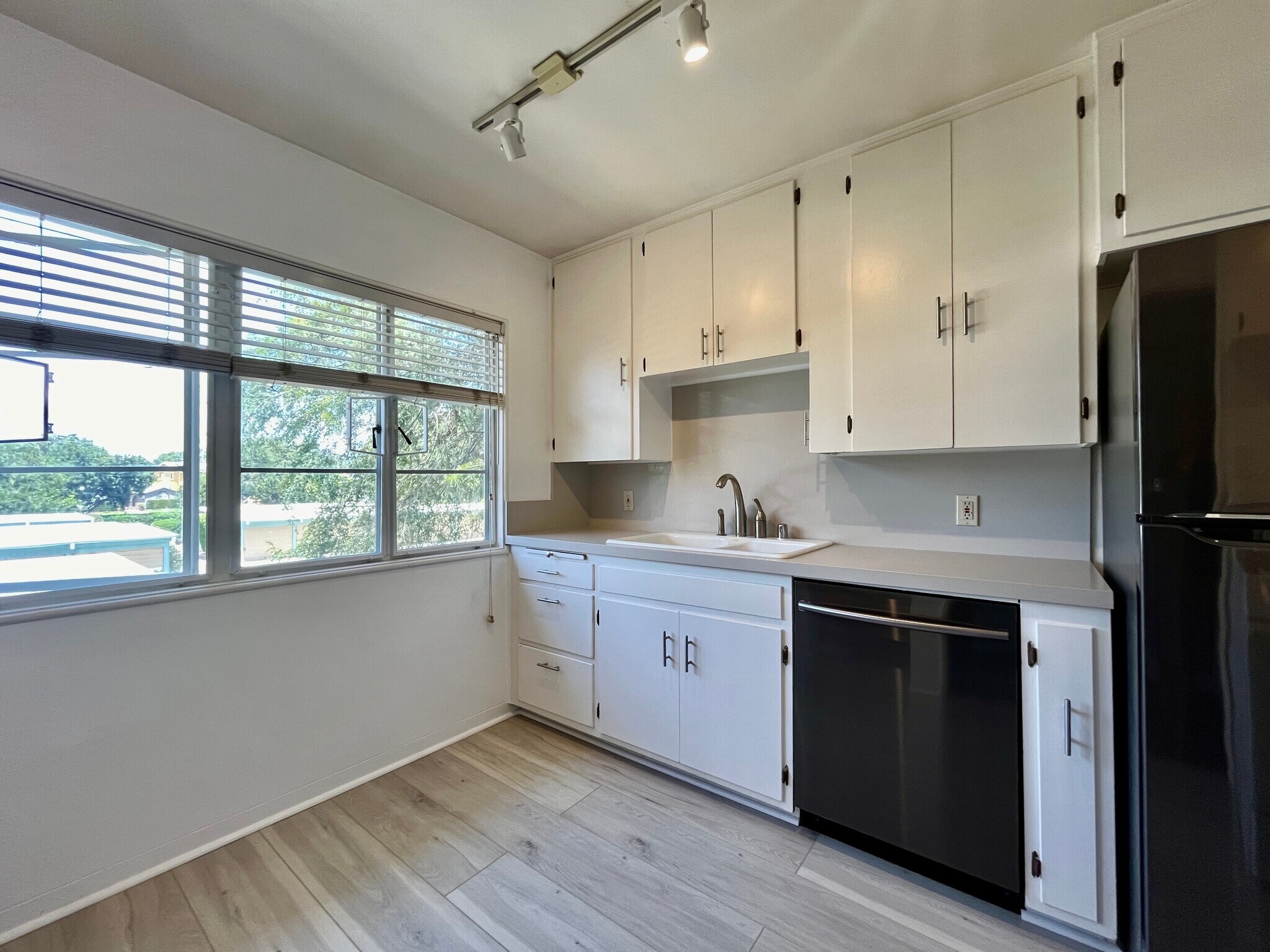 Remodeled kitchen - 5249 Village Grn