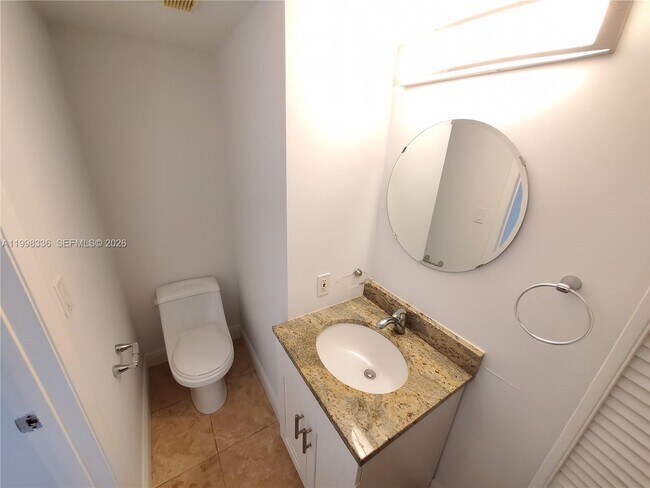 Building Photo - 540 Brickell Key Dr